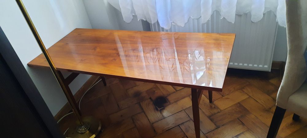 Stolik jamnik patyczak.