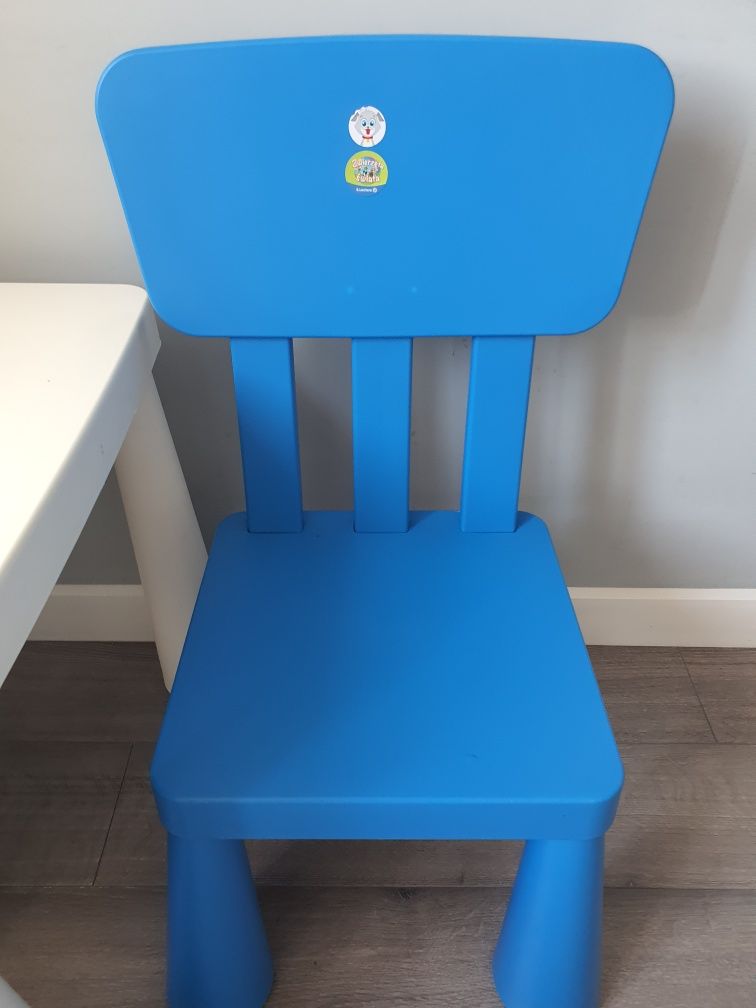 Stolik biurko Ikea Mamut biały i niebieskie 2 krzesła super napoczatek