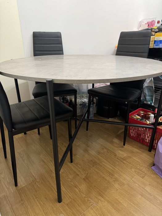 Okrągły stół do jadalni