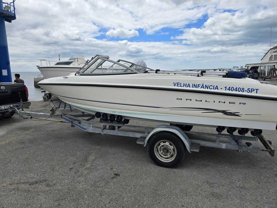 Barco de 2004 muito bem estimado.
