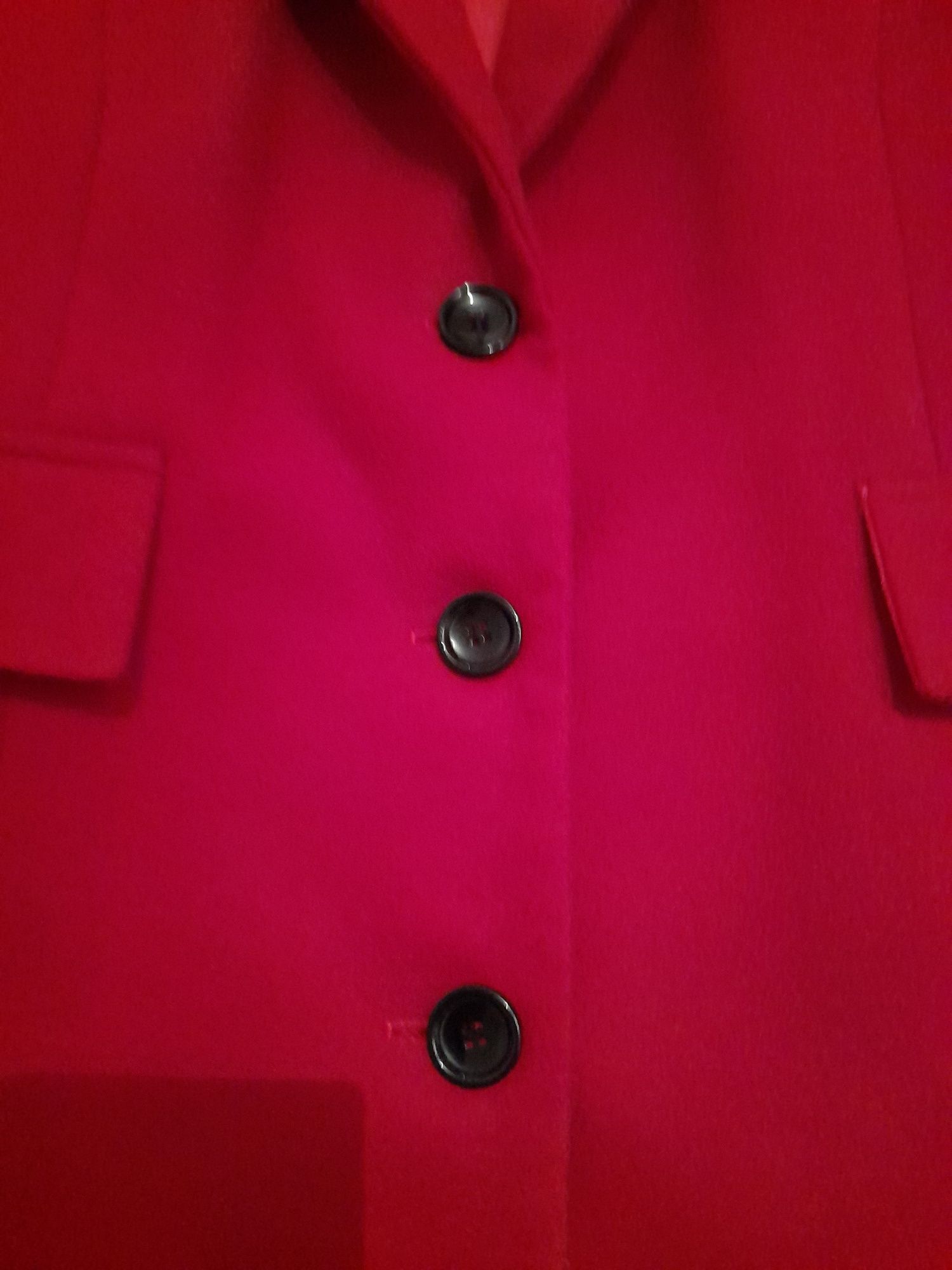 Casaco vermelho Ferrari, comprido, com botões e bolsos, como novo.