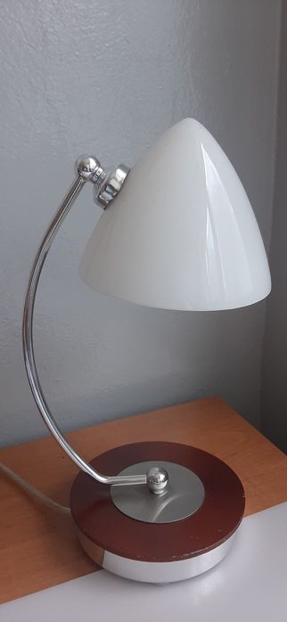 Lampka nocna z białym kloszem.