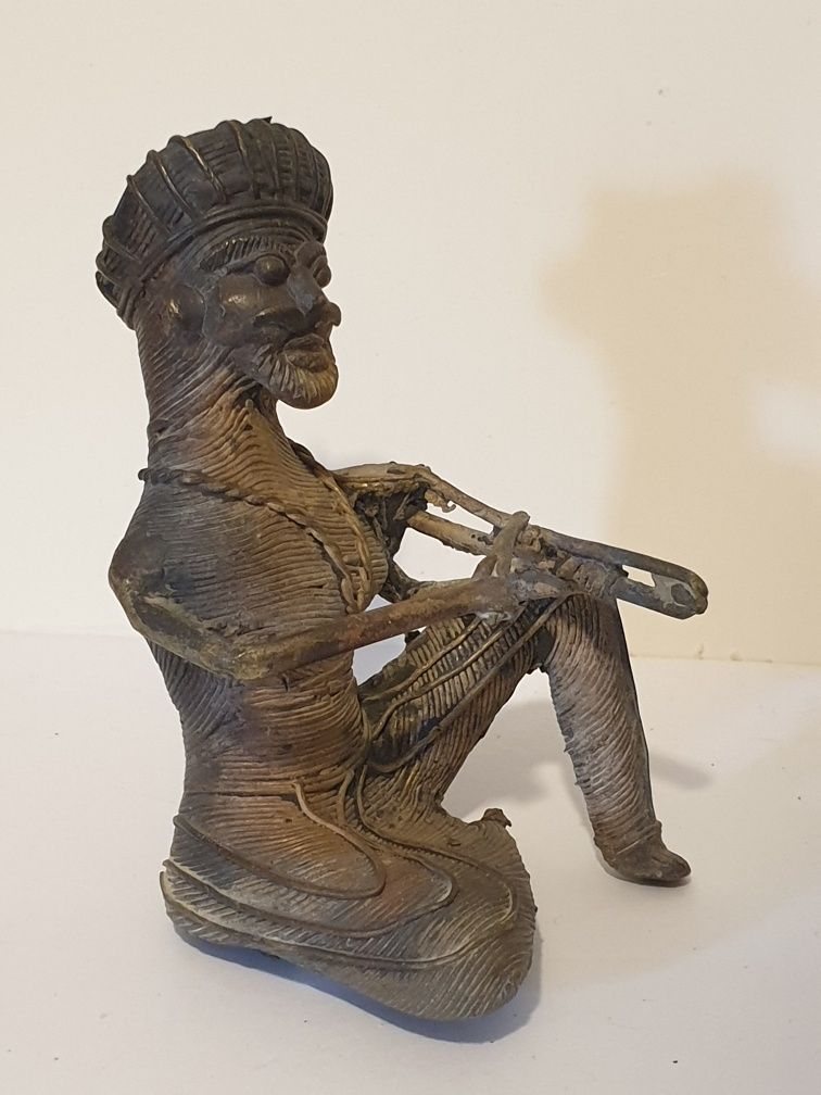 Antiga escultura indiana de um músico em latão trabalhada  à mão
