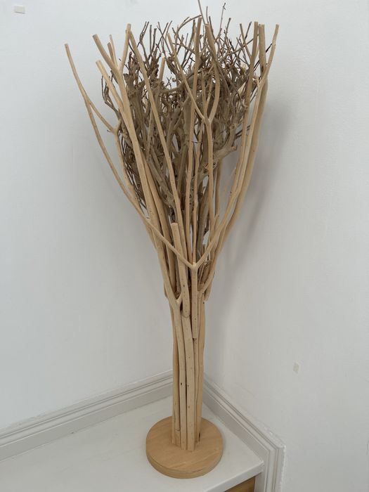 Árvore decorativa e quadros