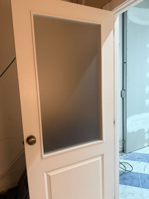 Porta branca com janela em muito bom estado