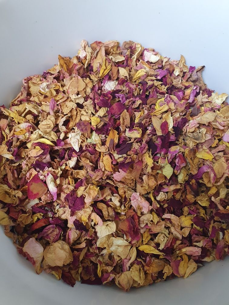 Сушені пелюстки чайної рози
