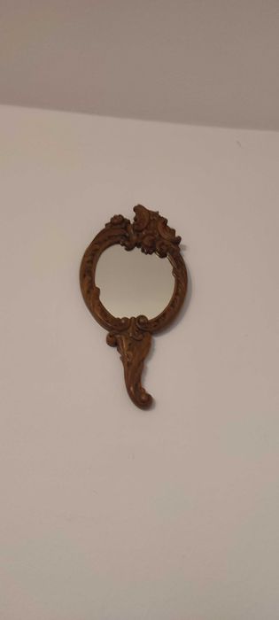 zabytkowe lustro w drewnianej rzeźbionej ramie