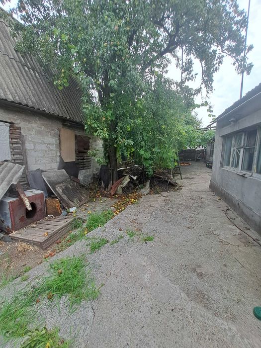 Продаж будинку з двома гаражами та літнім будинком