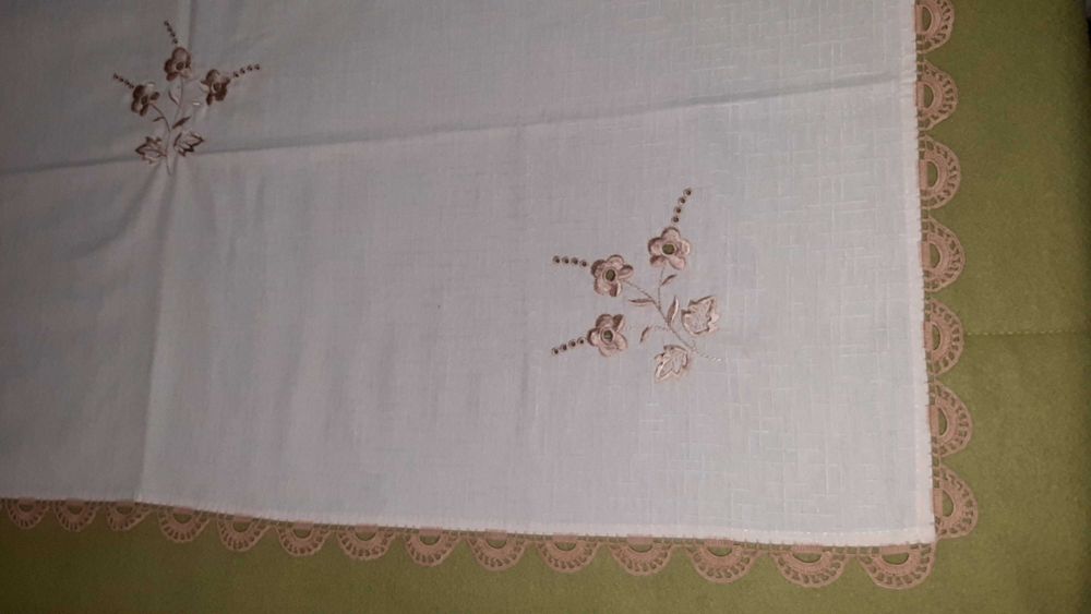Toalha de mesa bordada à mão em ponto cruz
