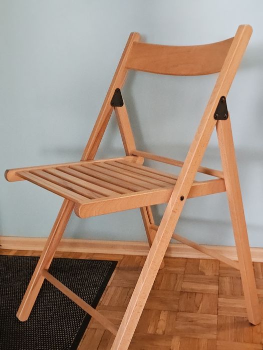 Dwa składane krzesła drewniane
