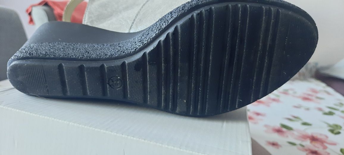 Buty skórzane na koturnie na lato