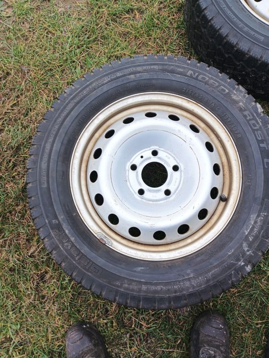 Колеса без тріщин и гуль.Диски рівненьки по нашими дрогам не їздили .