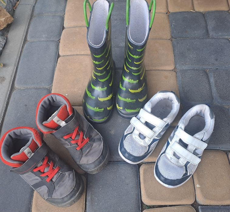 Buty dla chłopca rozmiar 29, całości 20 zł.