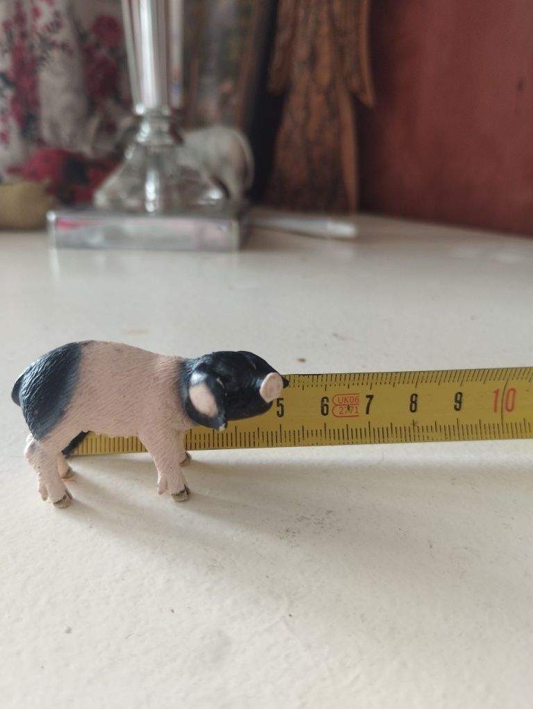 Figurka małej świnki Schleich