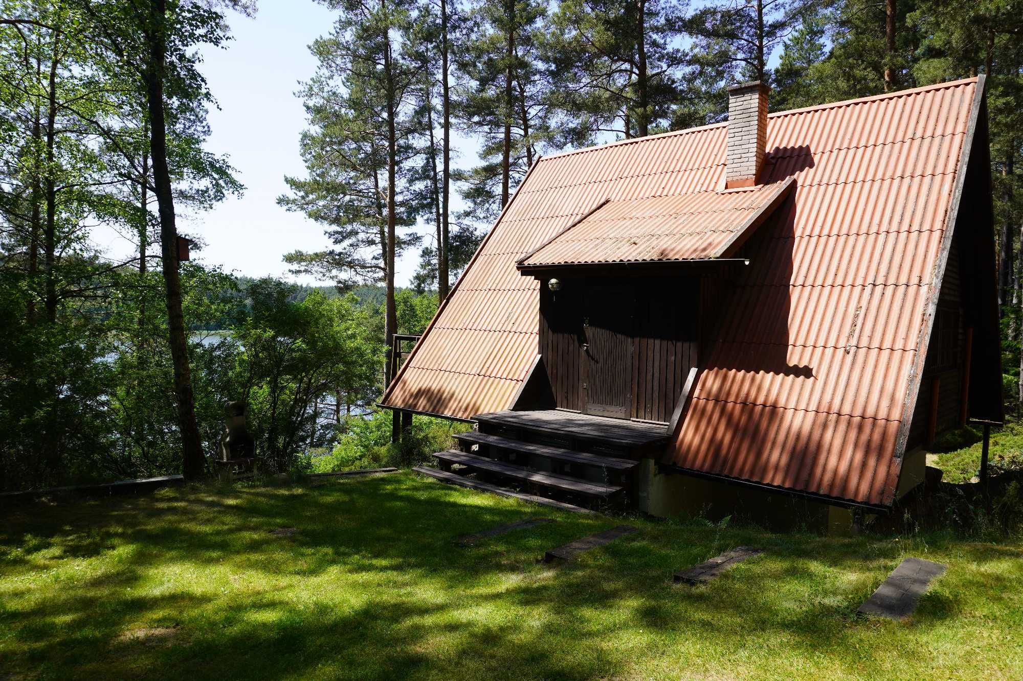Domek nad jeziorem Mazury: pomost, własna linia brzegowa, łódka, garaż