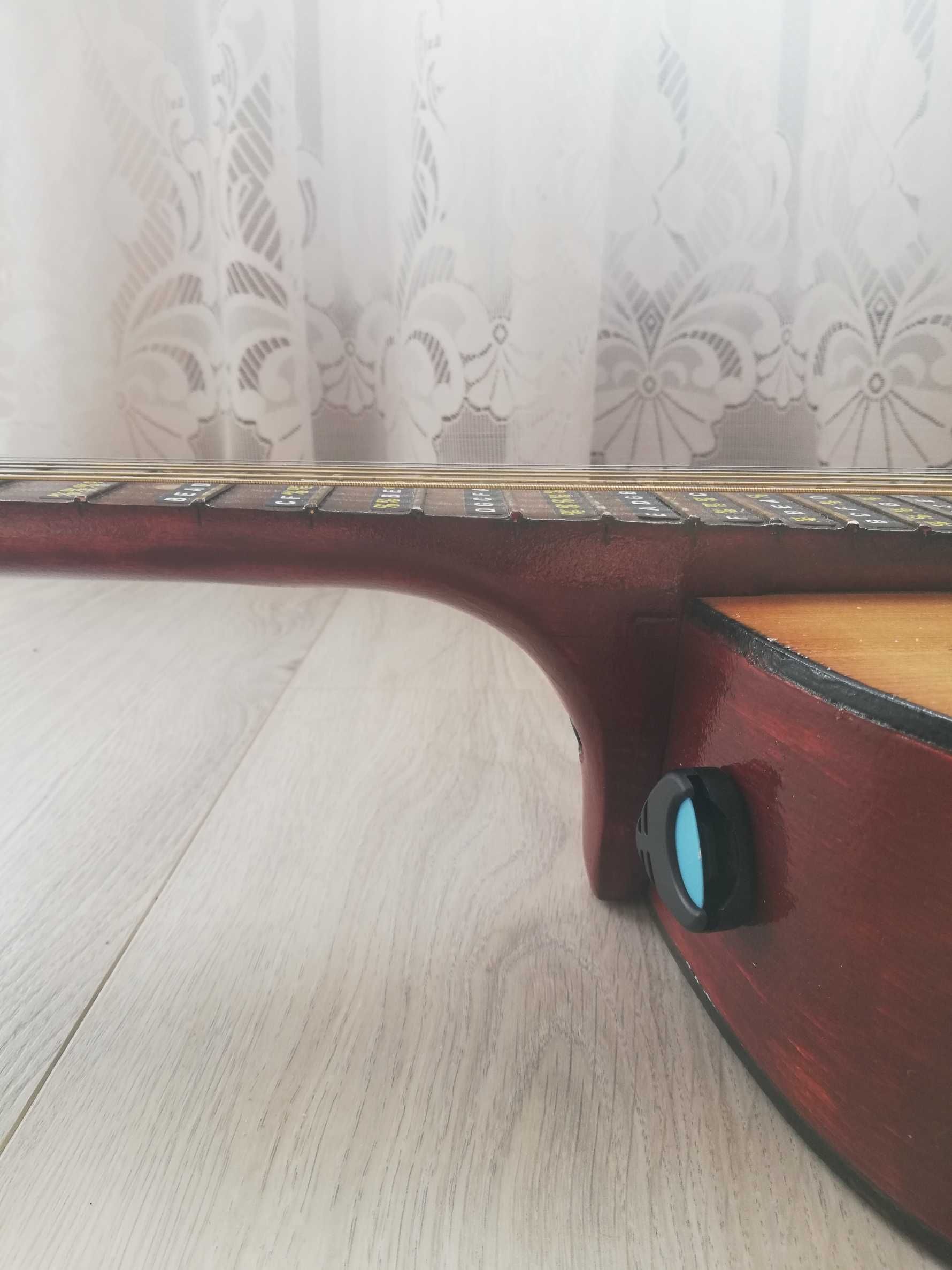 Gitara Elektroakustyczna.