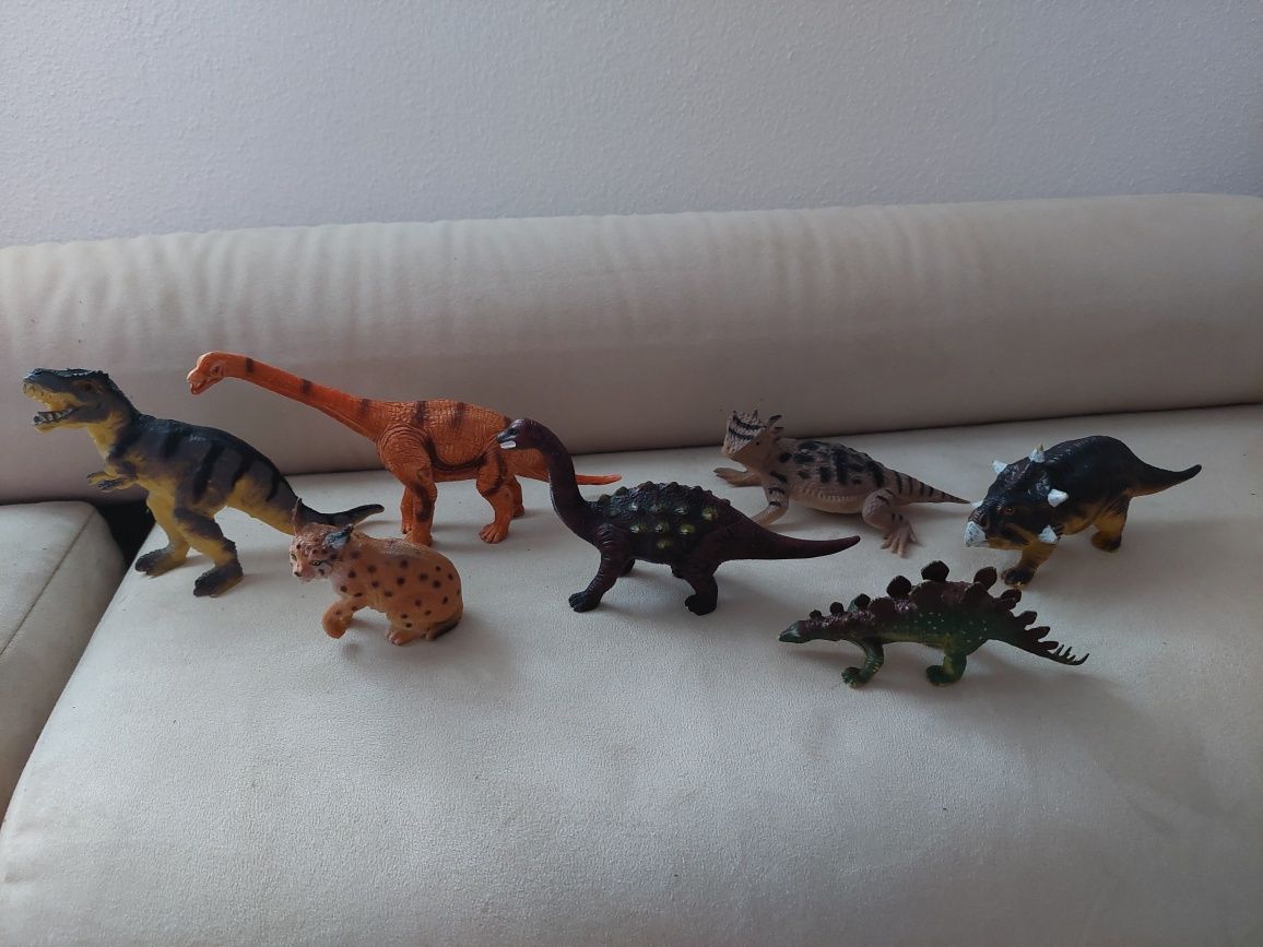 Figurki dinozaury + ryś