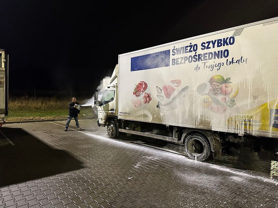 Mycie posadzki, sprzątanie garaży, magazynów, hal, klatek