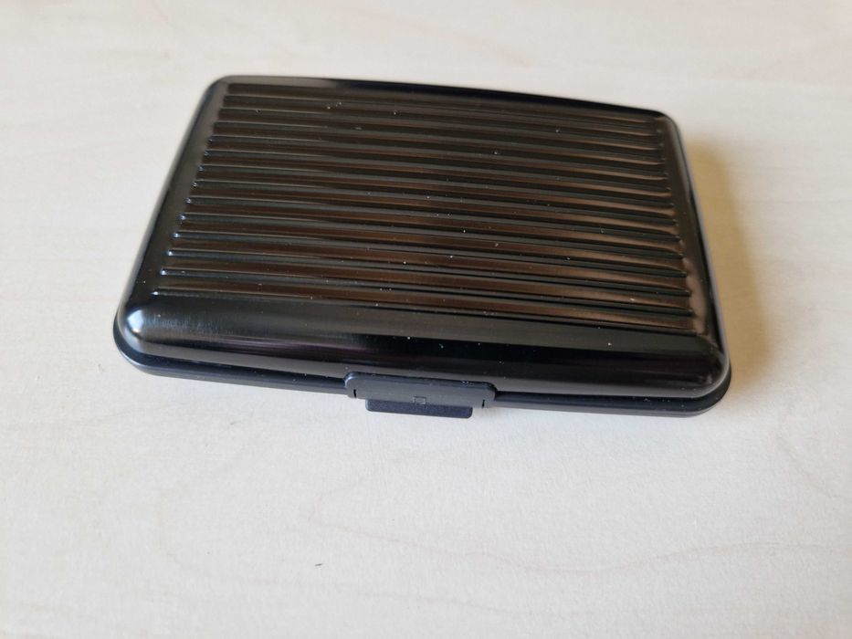 Etui na karty kredytowe i debetowe.