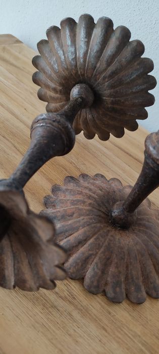 Par de castiçais, muito antigos em ferro* RESERVADO *