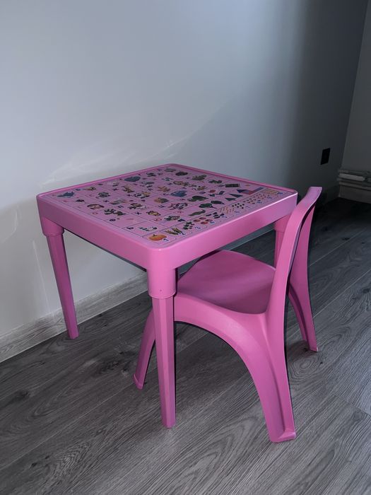 Рожевий дитячий стіл і стілець.