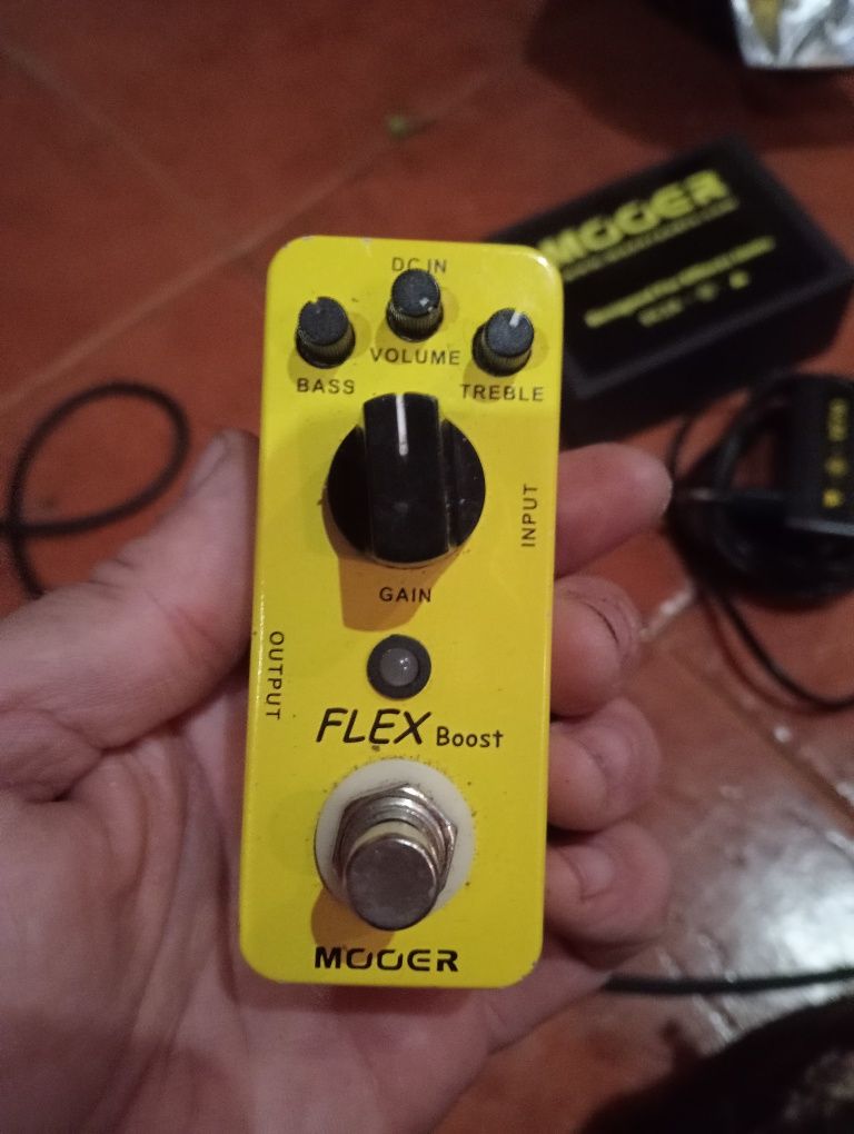 Pedal Mooer Flex Boost com carregador na caixa de origem