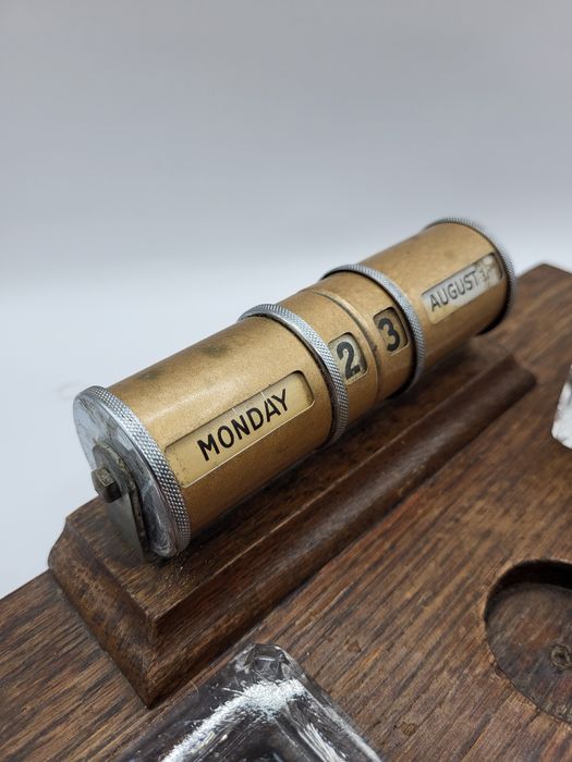 Stary, wieczny kalendarz z kałamarzami