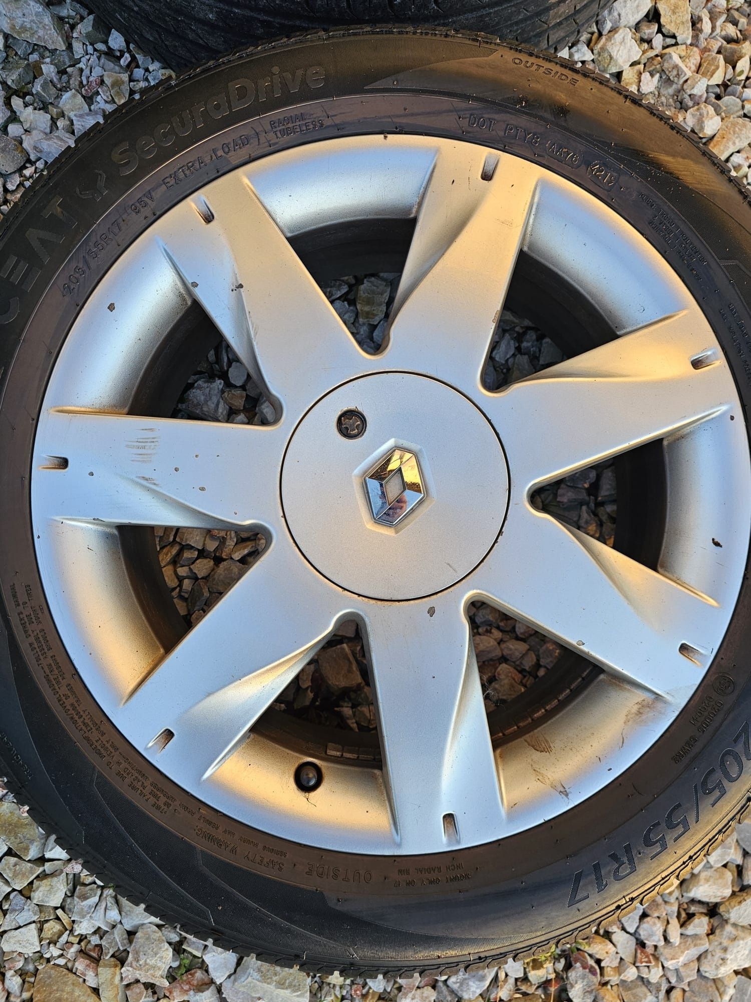 Felgi Renault aluminiowe 17 cali z oponami