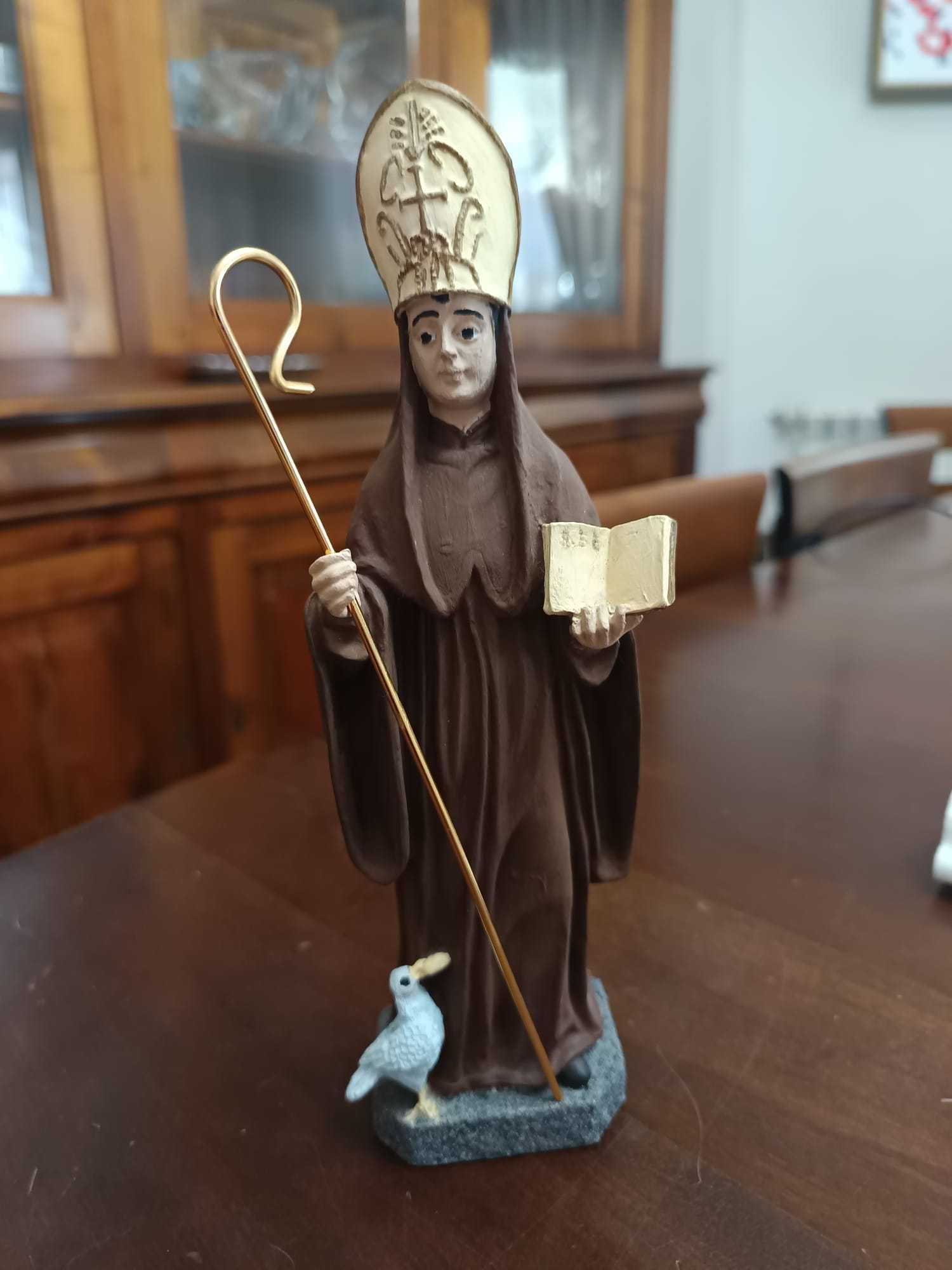 Escultura de São Bento – Cerâmica pintada à mão (22 cm)