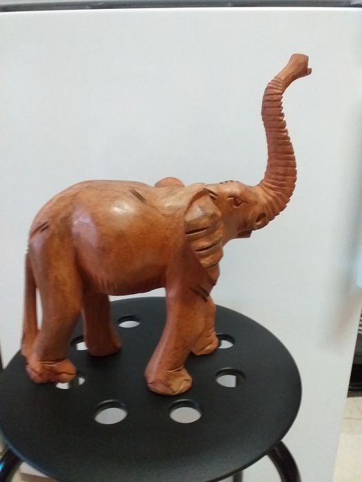 Estatueta elefante em madeira,boa dimensão,impecável,em mão,veja zonas
