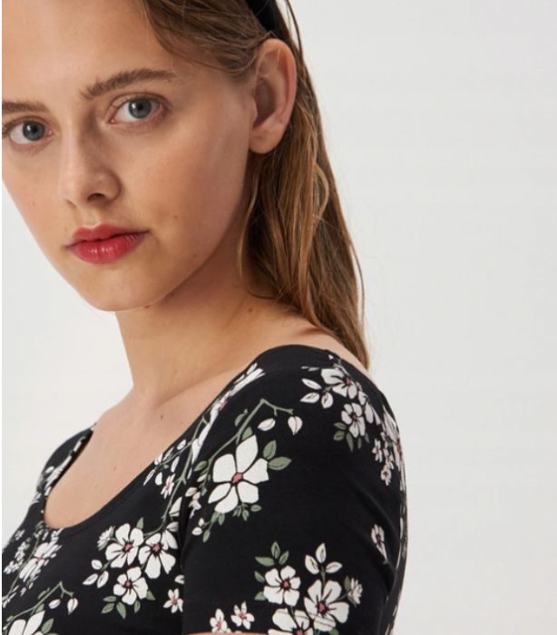 Dopasowany t-shirt w kwiaty XS SINSAY NOWY
