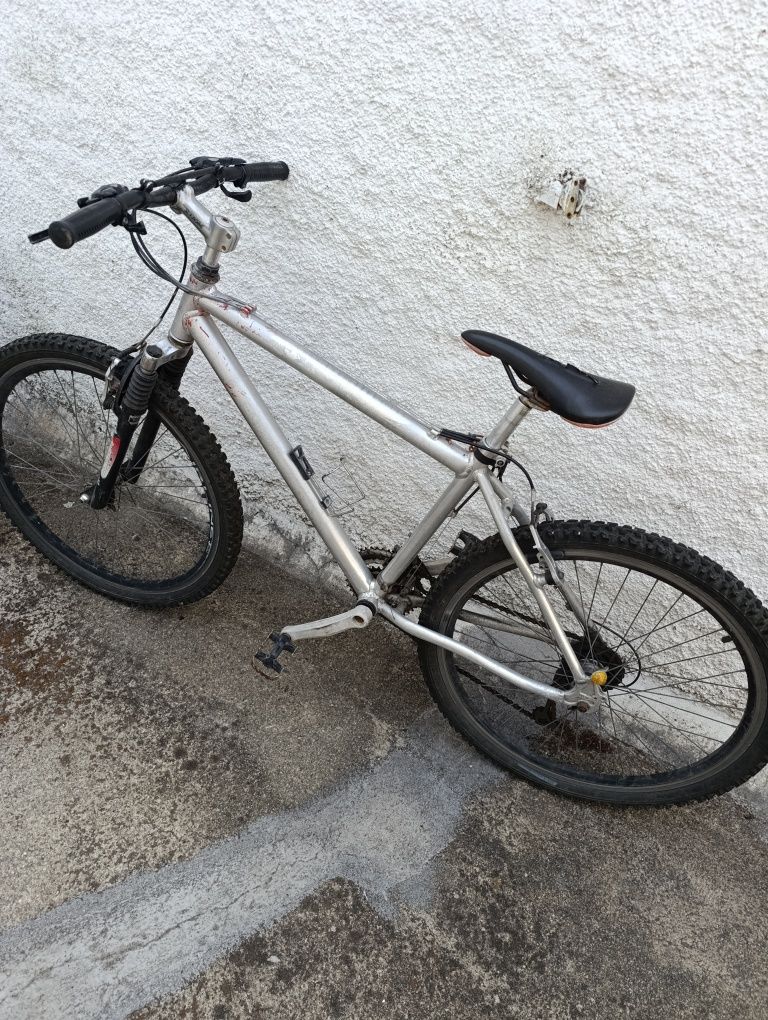 Bicicleta cinzenta   usada