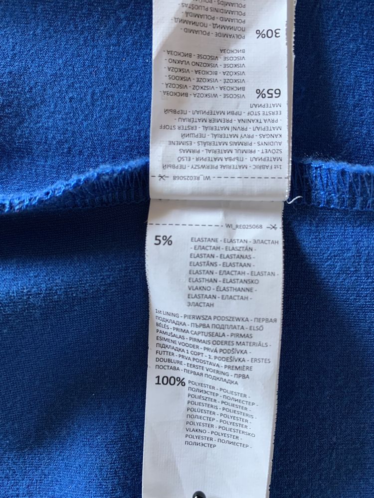 Prosta sukienka bez rękawów.