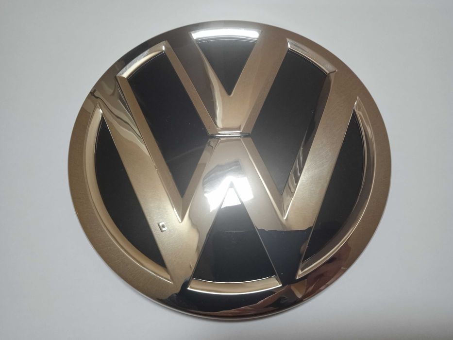 Емблема Volkswagen в решітку радіатора - Bapmic, Німеччина