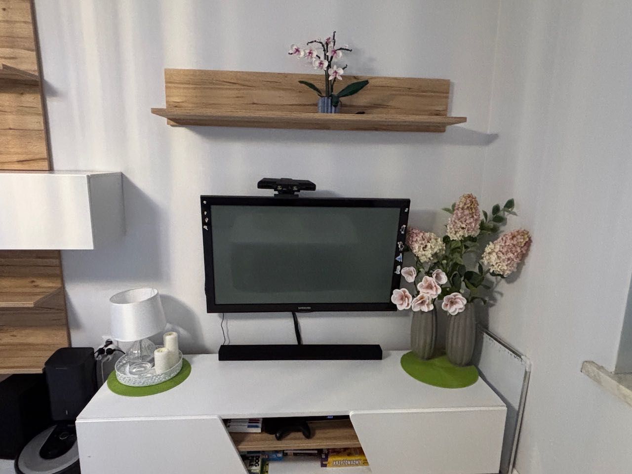 Zestaw mebli do salonu, szafka pod Tv, półka wisząca, stół biały - dąb