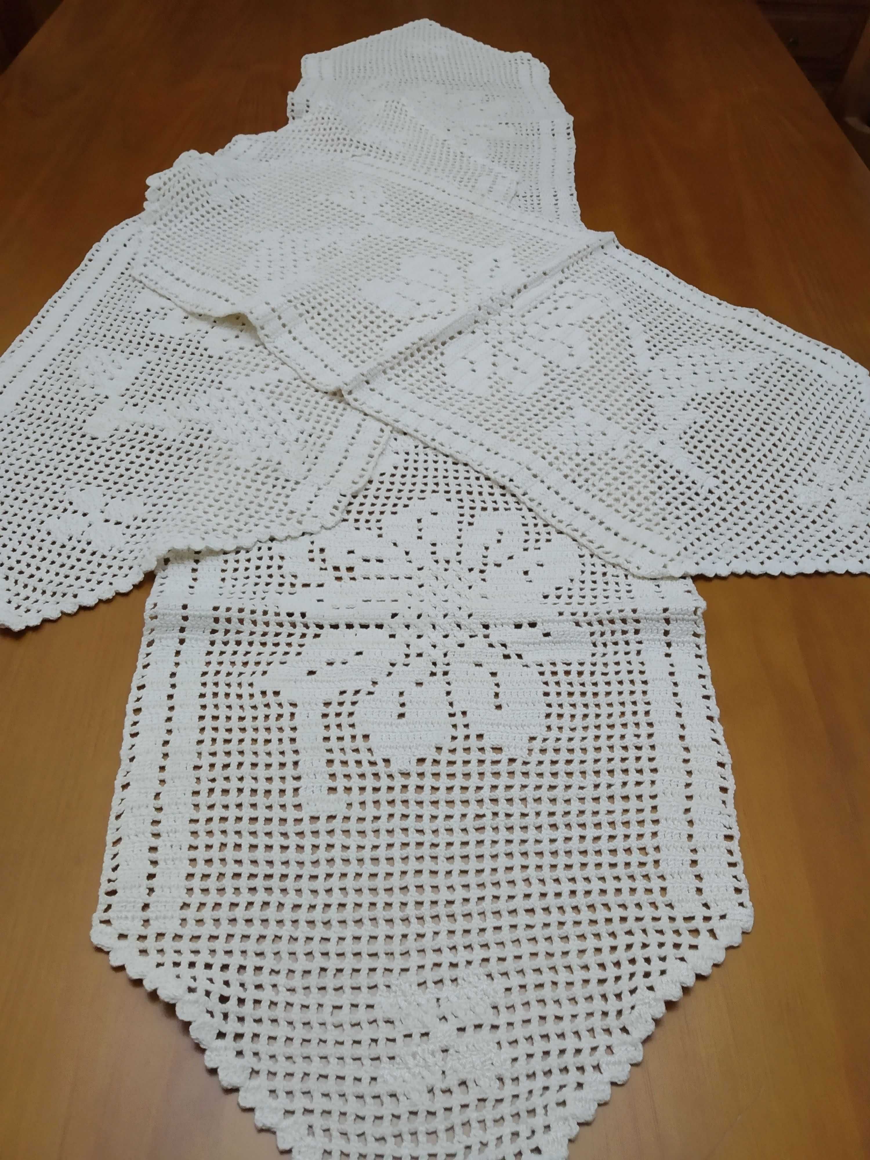Colcha em renda, com panos a condizer