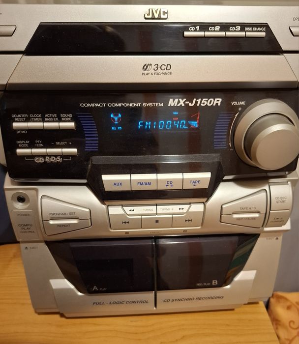 Mini wieża JVC MX-J150R z dwoma głośnikami
Jest to wieża typu "compact