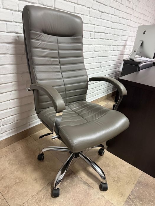 Крісло офісне в хорошому стані. Шкіра