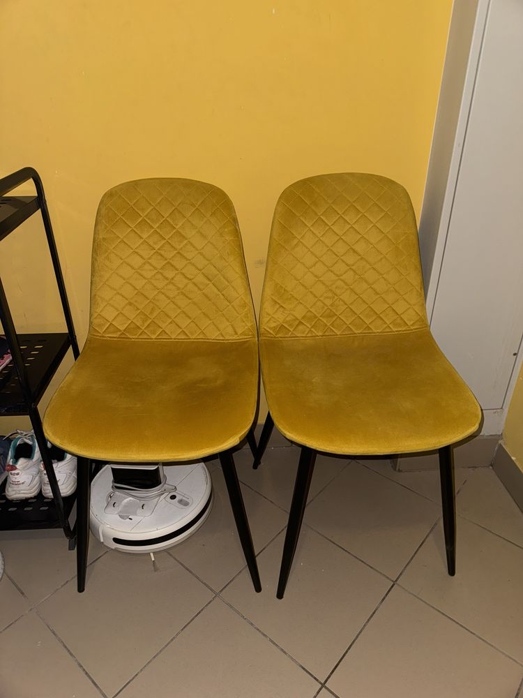 dwa musztardowe krzesła