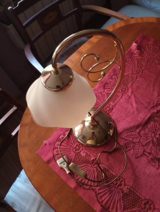 Lampka nocna w złotym kolorze