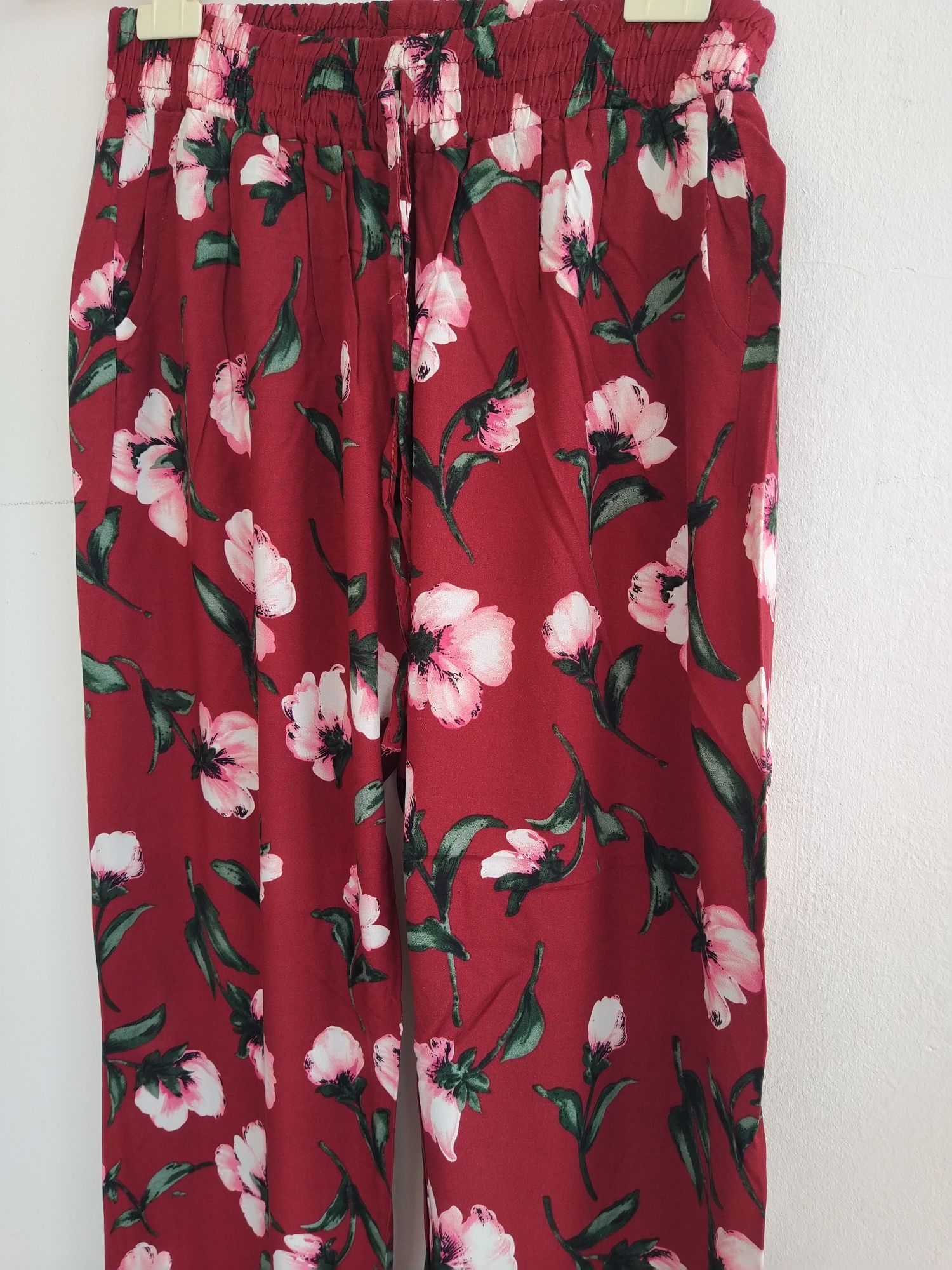 Calças bordeaux floridas - Tamanho XL/XXL
