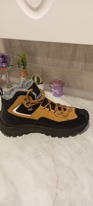 Продам нові чоловічі кросівки