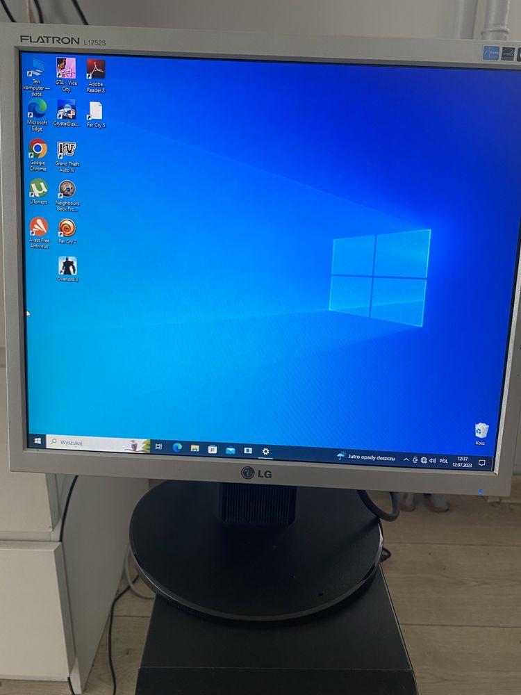 Komputer + Monitor Lg Flatron L1750SQ  jest idealny do pracy w biurze