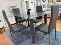 Mesa cinza com quatro cadeiras