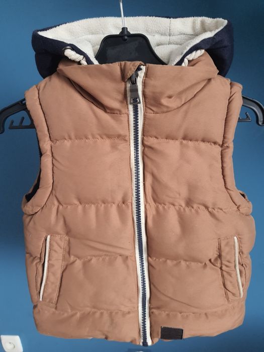 Тепла дитяча безрукавка.