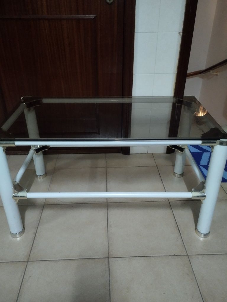 Vendo mesa centro em metal e vidro 80cm de cumprimento por 44cm de lar