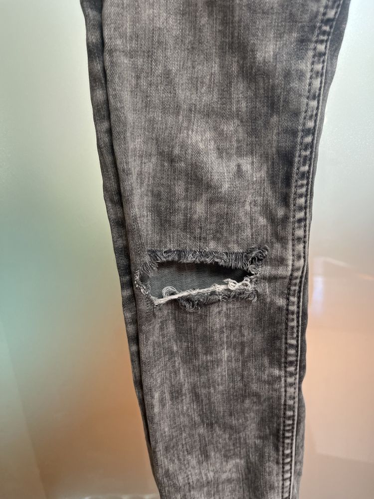 Szare dopasowane sprane jeansy Zara