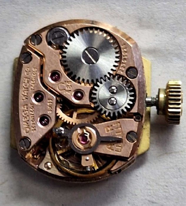 Жіночий механічний годинник Omega в позолоті