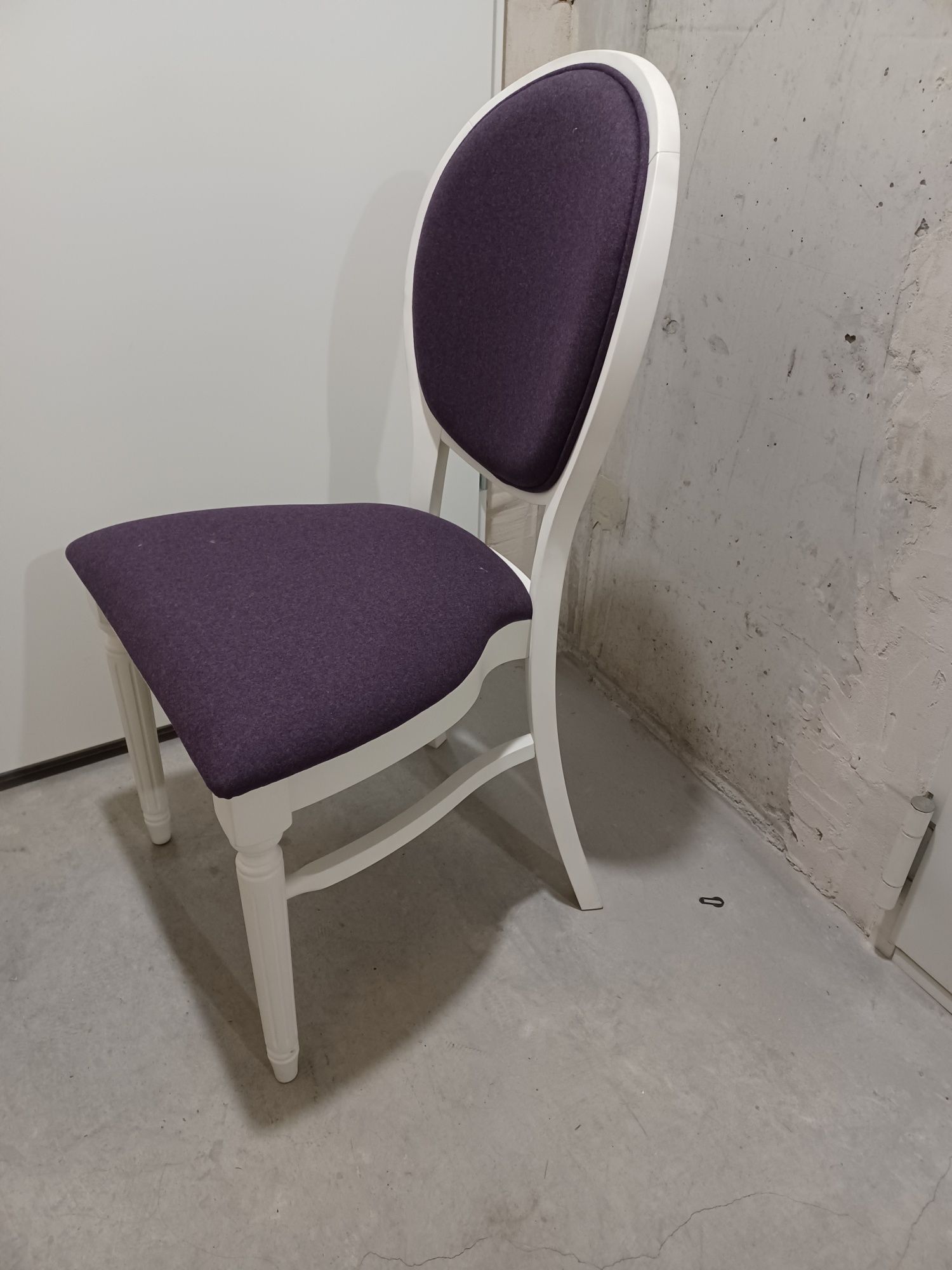 Stylowe białe krzeslo do toaletki