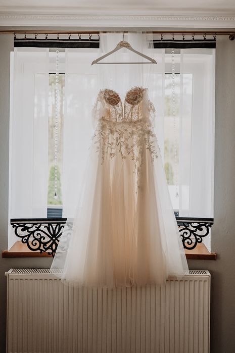 Suknia ślubna gorsetowa z koronką